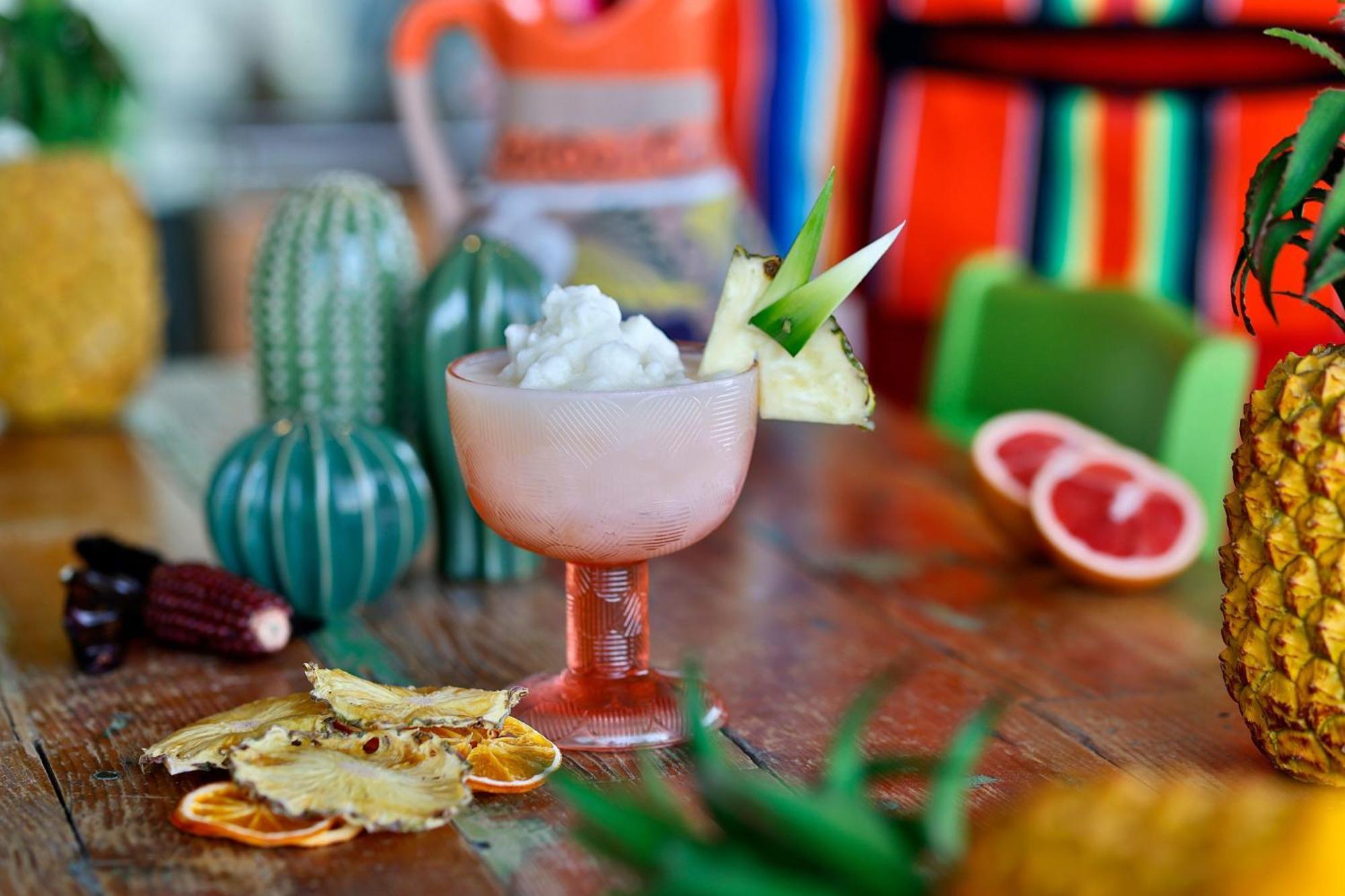 Marriott Resort Palm Jumeirah, Dubaj Exteriér fotografie A frozen margarita garnished with lime and pineapple