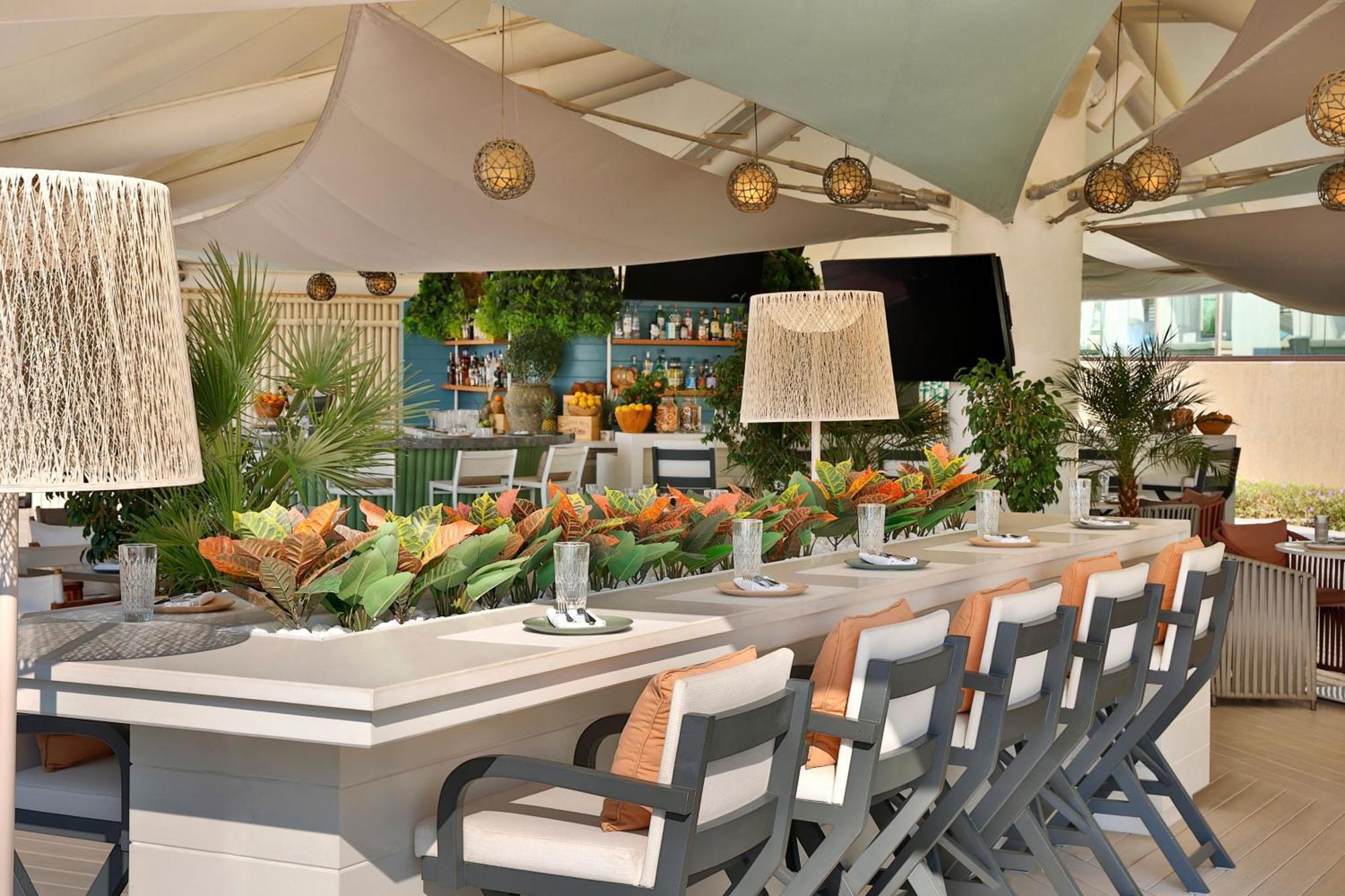 Marriott Resort Palm Jumeirah, Dubaj Exteriér fotografie The bar at the 12th knot