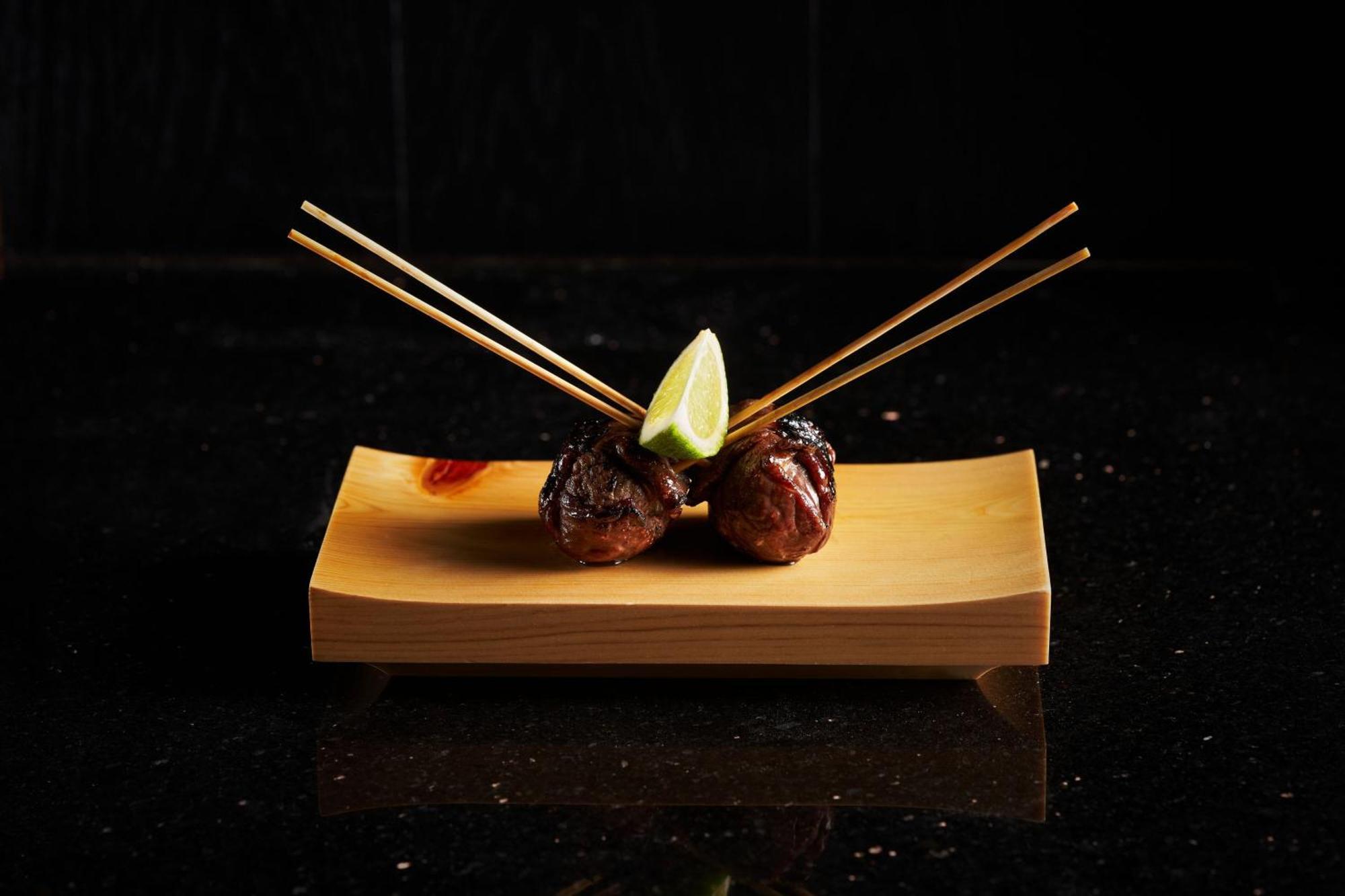Marriott Resort Palm Jumeirah, Dubaj Exteriér fotografie A plate of yakitori