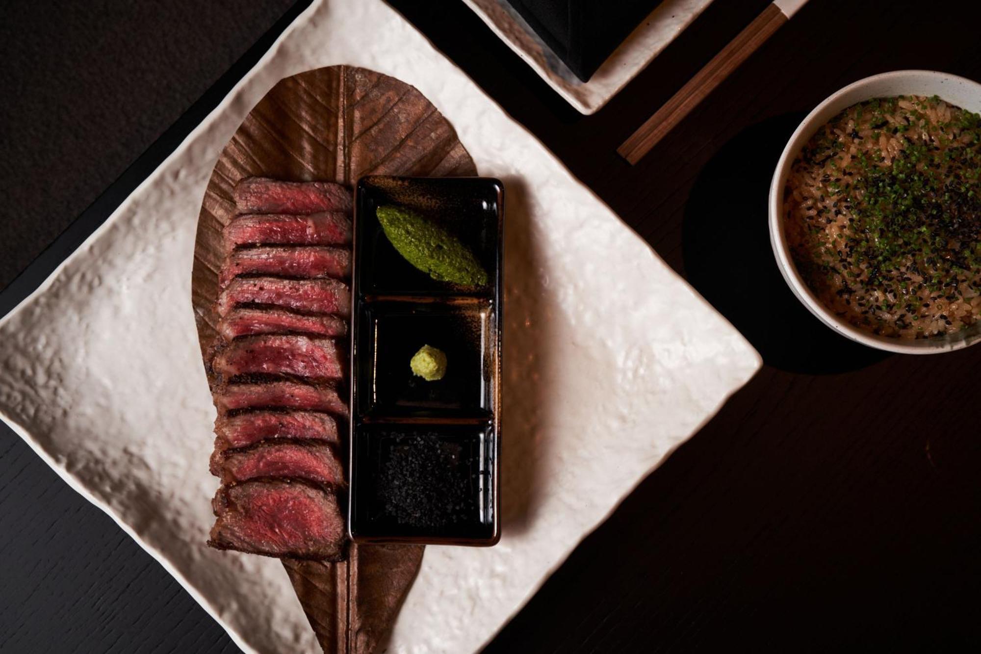 Marriott Resort Palm Jumeirah, Dubaj Exteriér fotografie A plate of steak