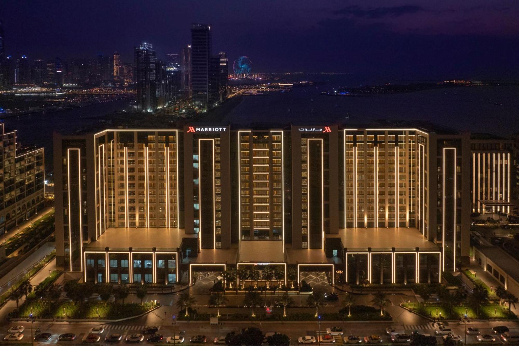 Marriott Resort Palm Jumeirah, Dubaj Exteriér fotografie The hotel at night